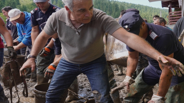 Călin Georgescu a muncit din greu la Broșteni, iar Ilie Bolojan a sosit pentru a pleca! 1 calin georgescu a dat la lopata la brosteni ilie bolojan a venit ca saplece video 68a88e68d1549