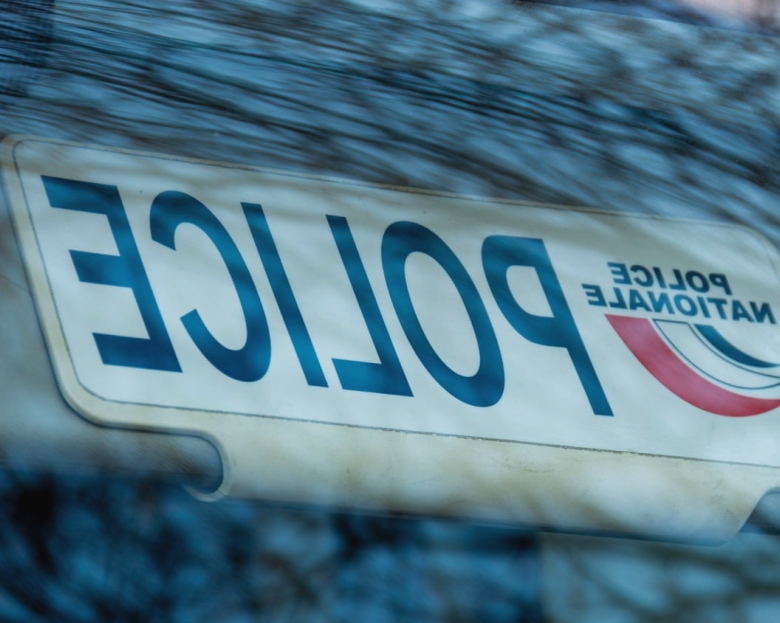 Mașina intră în mulțime lângă un bar din nordul Franței, provocând o victimă mortală 1 car rams into crowd outside bar in northern france killing one 68b2dceb19708