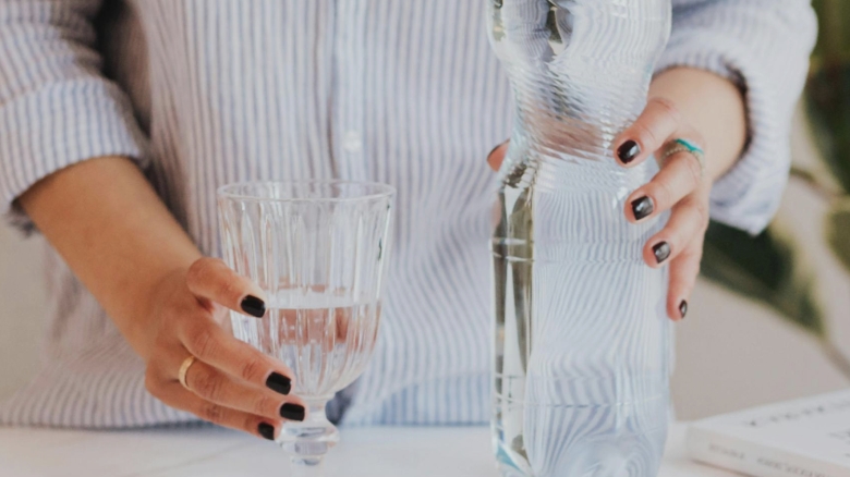 Cât de multă apă ar trebui să bem zilnic și ce consecințe ne așteaptă dacă ne deshidratăm? 1 cata apa trebuie sa consumam pe zi si ce riscuri exista daca nu bem suficienta 68abe9d52f457