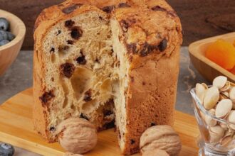 chec cu caise si nuci reteta unui desert pufos si repede de preparat 68aeec5c313a5