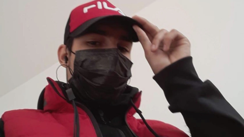 Identitatea agresorului care l-a atacat pe livratorul străin: imagini cu marijuana și arme albe pe profilul său de socializare 1 cine este batausul care l a luat la pumni pe livratorul strain pe pagina sa de socializare are poze cu marijuana si arme albe 68b0a16e70a65