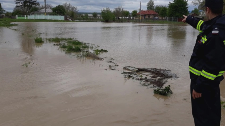 Alertă de nivel portocaliu pentru inundații: viituri fulgerătoare și alunecări de teren în 6 județe. Sfaturile specialiștilor pentru siguranța cetățenilor 1 cod portocaliu de inundatii viituri rapide si scurgeri pe versanti in 6 judete recomandarile hidrologilor pentru populatie 68a304c32f9e5