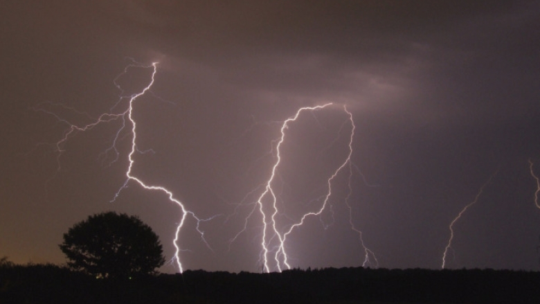 Alerte de cod roșu pentru furtuni violente, fulgere și grindină. Ce regiuni sunt afectate de avertizările ANM? 1 cod rosu de furtuni puternice descarcari electrice si grindina care sunt zonele vizate de avertizari anm 68a1efc60acc1