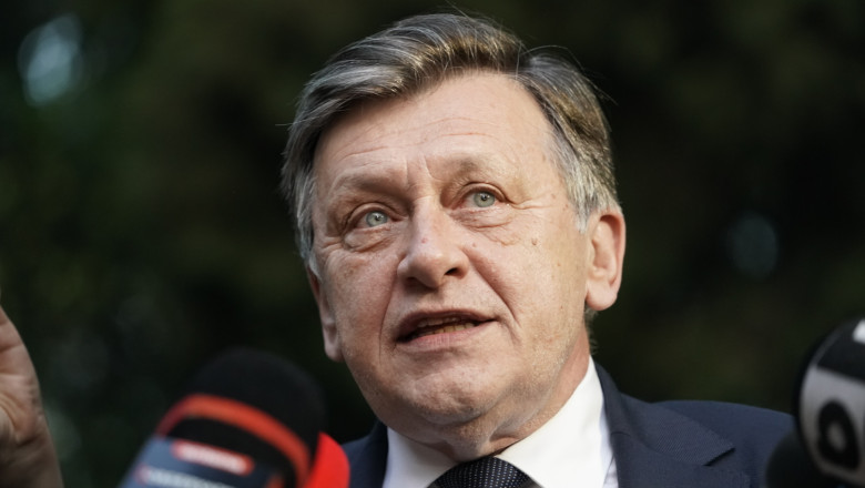 Crin Antonescu îl critică pe Nicușor Dan după înmormântarea lui Iliescu: „Se ascunde în birou, în aceeași clădire cu cel trecut în neființă.” 1 crin antonescu atac la nicusor dan dupa funeraliile lui iliescu sta ascuns in birou in aceeasi cladire cu defunctul 6895e8c565ef5