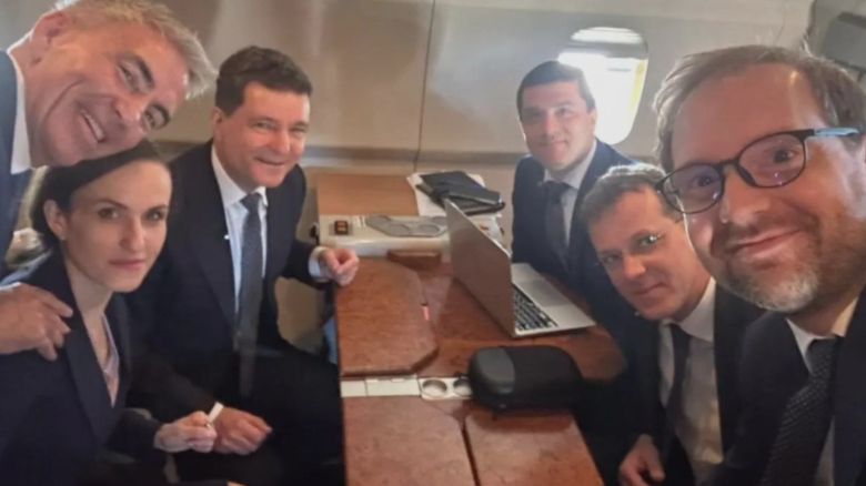 Strategia de vânzare a țării: stenogramele care dezvăluie planul de a ceda 11 dintre cele mai profitabile companii de stat 1 cum vor rezistii sa vanda tara la bucata stenogramele care dau in vileag planul pentru a vinde 11 din cele mai profitabile companii de stat 68a59cfd2df30