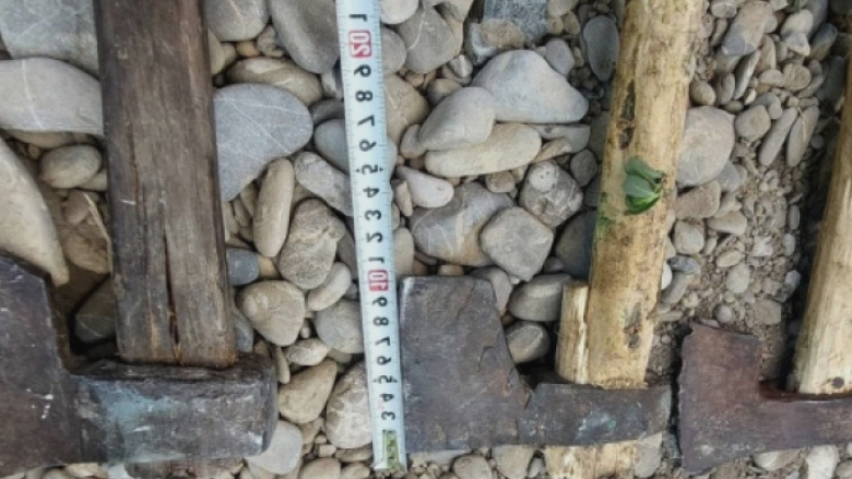 Instrumente de tăiere și muncă agricolă, găsite la doi bărbați la târgul tradițional de Sfânta Maria din Dâmbovița 1 cutite topoare si coase descoperite la doi barbati veniti la un targ traditional organizat de sfanta maria in judetul dambovita 689f733a08f2b
