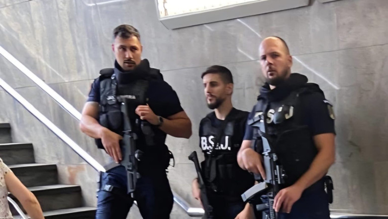 Prezența jandarmilor înarmați în stațiile de metrou din București: motivele oficiale ale autorităților 1 de ce sunt jandarmi inarmati in statiile de metrou din bucuresti explicatia oficiala a institutiei 689b45cbc4d50