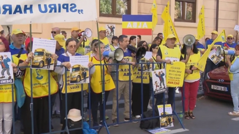 Întrebări la început de an școlar: Cadrele didactice își exprimă nemulțumirile și pregătesc un marș de protest pe 8 septembrie 1 debutul anului scolar sub semnul intrebarii dascalii isi striga revolta de mai bine de trei saptamani si anunta un mare mitig pe 8 septembrie 68a6d0e57a081