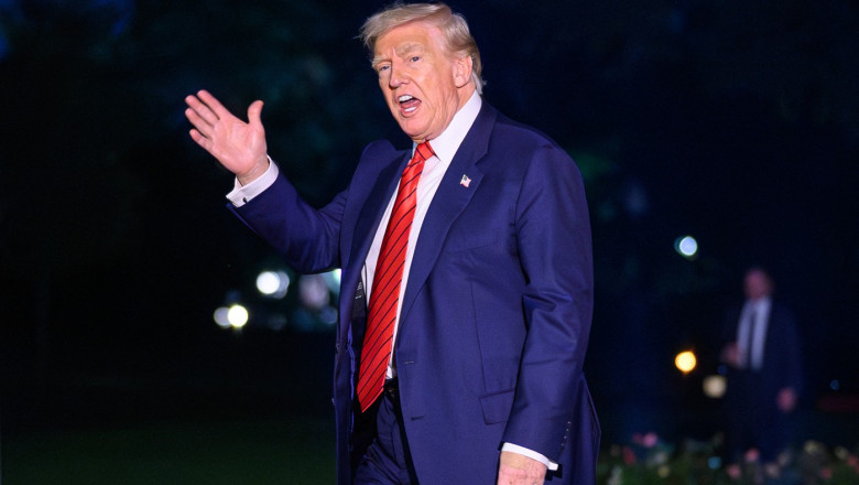 Donald Trump își dezvăluie intențiile pentru un posibil al treilea mandat: „Am cele mai bune rezultate în sondaje.” 1 donald trump a incercat sa raspunda la intrebarea daca va candida pentru un al treilea mandat am cele mai bune cifre in sondaje 689224f2974ab