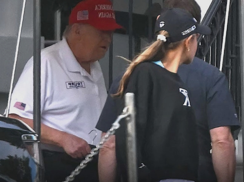 Donald Trump întâlnit pe calea către terenul de golf în ciuda zvonurilor despre moartea sa 1 donald trump spotted heading to golf course amid false online death rumors 68b3107eaa4a3