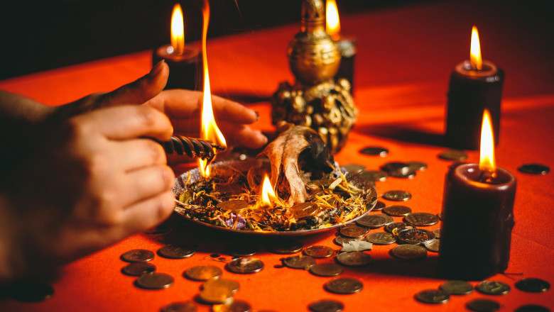 Două „vrăjitoare” din București, prinse în capcana înșelătoriei, au păgubit o femeie cu peste 30.000 de euro pentru ritualuri „de unire” 1 doua vrajitoare din bucuresti retinute dupa ce au inselat o femeie cu peste 30 000 de euro pentru ritualuri de impreunare 6895d617e247a