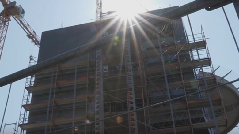 Întâmplarea tragică a muncitorilor români din Germania: salariile întârziate cu doi ani după finalizarea unui spital îi lasă fără speranță 1 drama muncitorilor romani din germania nu si au primit salariile la doi ani dupa ce au construit un spital oamenii sunt disperati 68ae9aea3d577