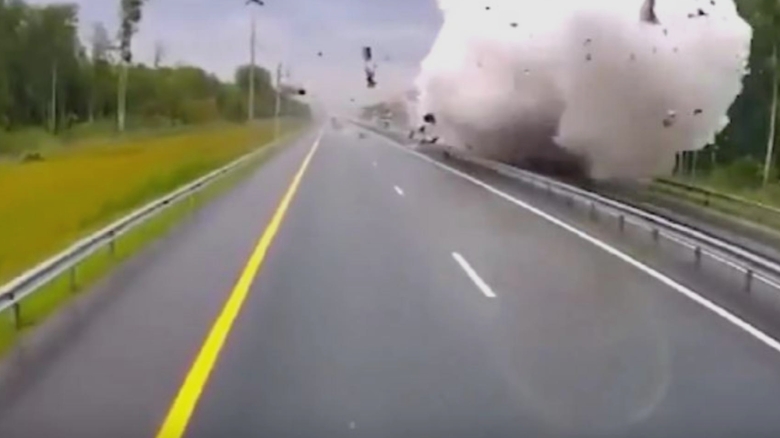 Deflagrație colosală: o cisternă a fost distrusă pe autostradă 1 explozie uriasa o cisterna a fost spulberata pe autostrada 68b31d4ec8e72