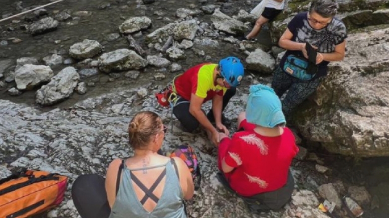 Fetiță de 11 ani rănită în Cheile Râmețului, intervenția Salvamont complicată de aglomerația de turiști 1 fetita de 11 ani accidentata pe cheile rametului interventia salvamont ingreunata de numarul mare de turisti aflati pe traseu 689f48861ac66