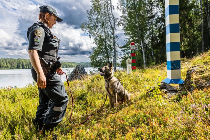 "Pentru ruși, NATO este la fel de temut ca Satana: Garda finlandeză este în stare de alertă la granița cu Rusia." 1 for russians nato is next to satan finnish guards on alert at russia border 68ac91d285ea7