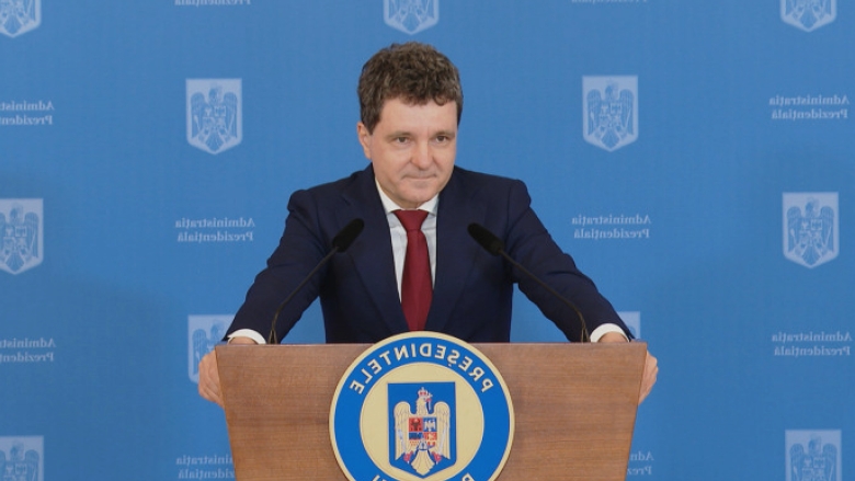 foto de ce a lipsit nicusor dan de la ziua marinei imagini cu presedintele si familia sa la o manastire 689f3af21f22d