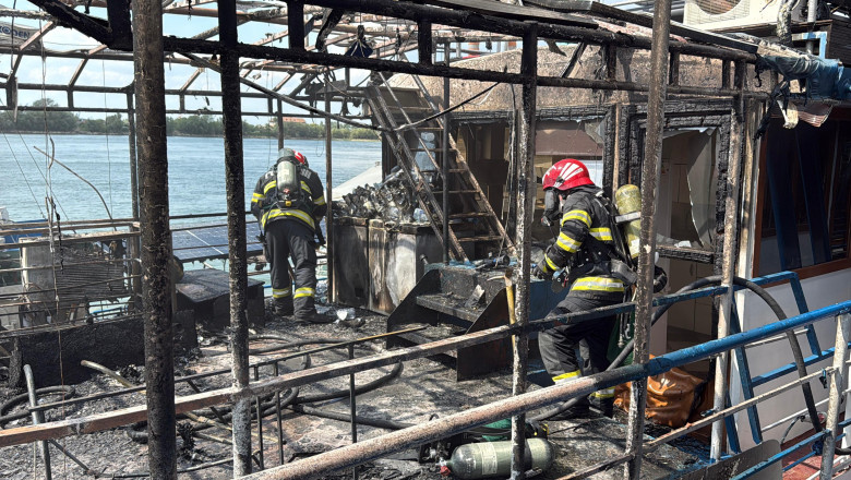 Flăcări devastatoare pe faleza din Tulcea: un ponton dormitor în flăcări, amenințând bărcile din jur 1 foto incendiu la un ponton dormitor amplasat pe faleza din tulcea flacarile s au extins la barcile din apropiere 688f7058c0647