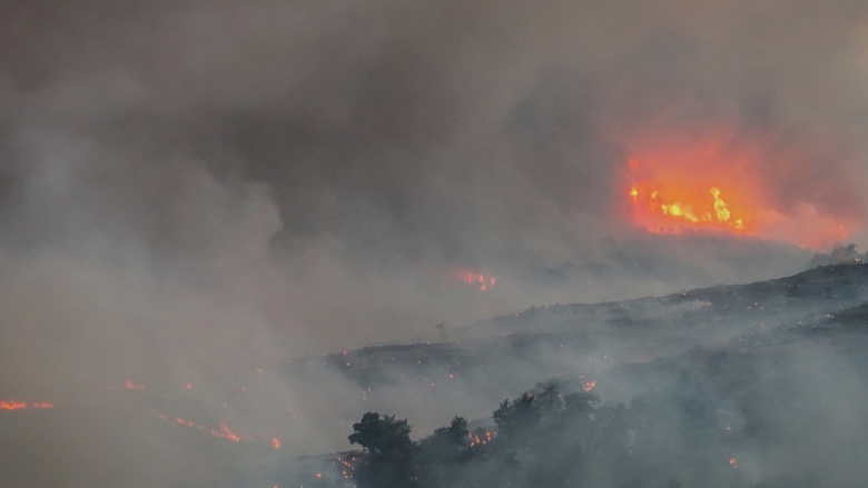 Incendii furioase în Turcia: mai mult de 250 de turiști evacuați dintr-o zonă de vis 1 foto noi incendii devastatoare in turcia peste 250 de persoane au fost evacuate dintr o regiune turistica 68a1d180166af