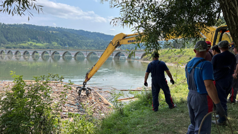Prefectura Neamț: 300 de metri cubi de deșeuri îndepărtați din Lacul Izvorul Muntelui în urma viiturilor – Lupta pentru curățenie continuă 1 foto prefectura neamt au fost scosi din lacul izvorul muntelui 300 de metri cubi de deseuri dupa viituri curatenia e departe de final 6894c0e34cf26