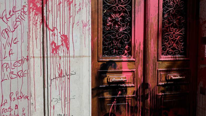 Sediul companiei aeriene naționale israeliene din Paris, atacat: „Declarațiile lui Macron despre ajutoarele pentru Hamas au consecințe.” 1 foto sediul companiei aeriene nationale israeliene de la paris vandalizat cand macron anunta cadouri hamasului acesta e rezultatul 6894d99cf1018