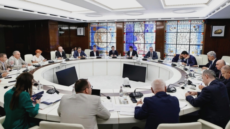 Criza în Coaliție: PSD și USR se întâlnesc separat cu Bolojan, iar social-democrații nu se sfiesc să-l critice pe premier 1 fractura in coalitie psd si usr fac sedinte separate cu bolojan social democratii nu l scutesc de critici dure nici pe seful guvernului 68aafbeed4be2