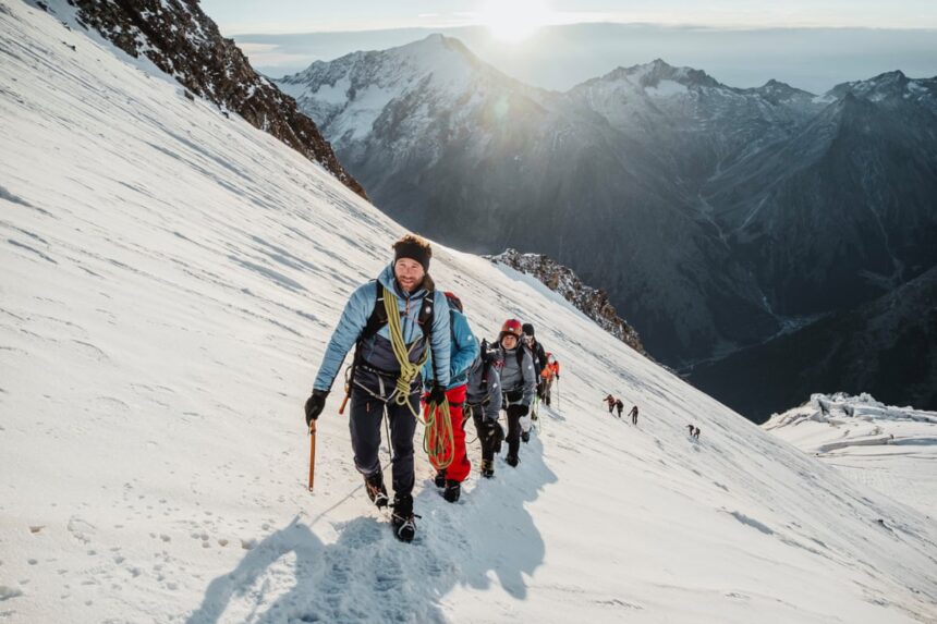 Prietenie la 4.000 de metri: legături strânse între refugiați prin escaladarea Alpilor elvețieni 1 friendship at 13000 feet how climbing in the swiss alps is bringing refugees together 6891e6bfe7927