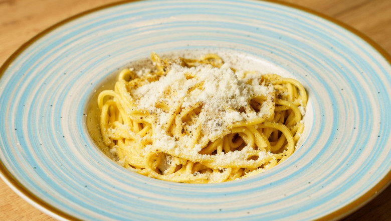 Indignare în Italia: Britanicii au „alterat” o rețetă iconică de paste – „Nu sunt patru ingrediente, ci doar trei” 1 furie in italia dupa ce britanicii au stricat o celebra reteta de paste nu sunt patru ingrediente ci trei 6898fb511d22a