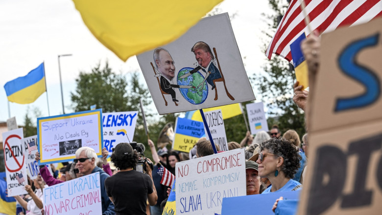 Locuitorii din Alaska îi arată lui Putin steagurile ucrainene: „Criminalul de război a sosit.” 1 galerie foto locuitorii din alaska il intampina pe putin cu steaguri ucrainene criminalul de razboi se afla aici 689ef64fdf995