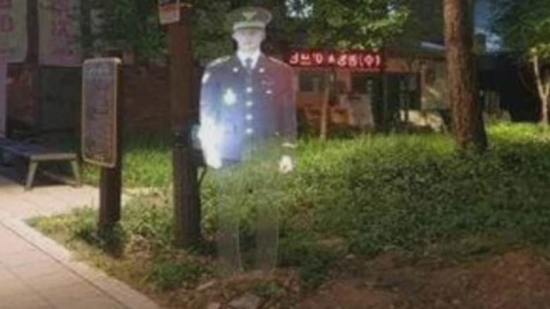 Inovația coreeană în lupta împotriva criminalității: Polițiști holografici care creează o senzație de supraveghere constantă 1 gaselnita coreei de sud pentru a opri infractiunile politistii holografici care fac oamenii sa se simta supravegheati non stop 68a5969e59b37