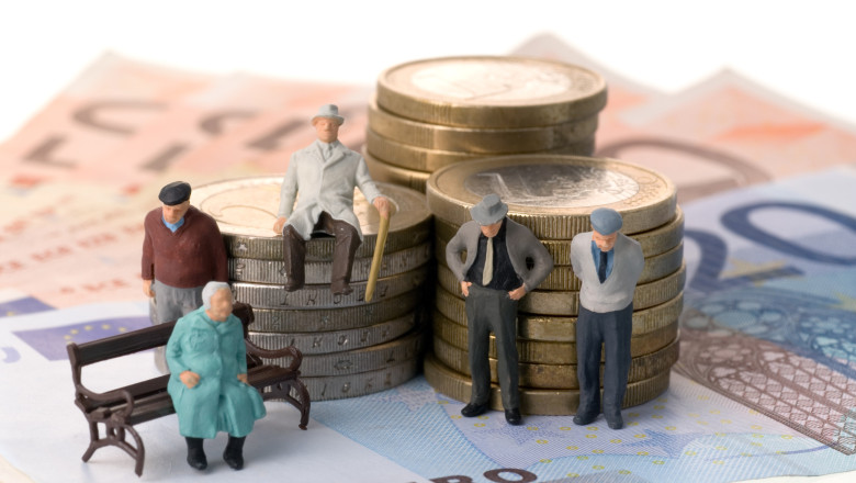 Guvernul Bolojan dă undă verde astăzi schimbărilor la Pilonul 2 de Pensii: pensionarii nu vor mai putea să-și retragă întreaga sumă într-o singură tranșă 1 guvernul bolojan aproba azi modificarile la pilonul 2 de pensii cei ajunsi la pensie nu si vor mai putea retrage toti banii deodata 68959ff989dda