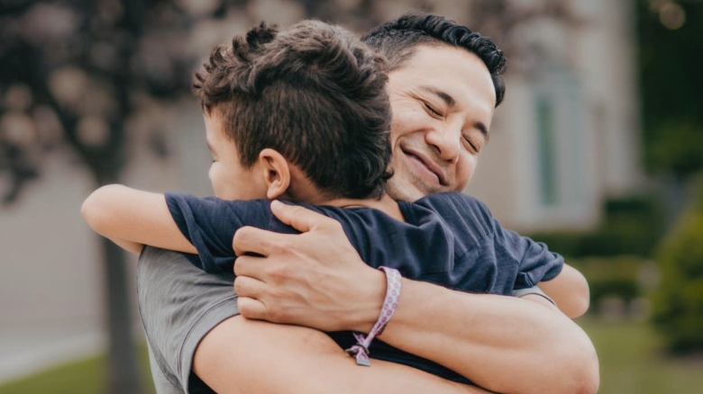 Când dragostea părintească este profundă, aceste 5 gesturi devin esențiale în viața de zi cu zi 1 if a parent truly loves their child from the deepest part of their soul theyll do these 5 things on a regular basis 68a123aa04491