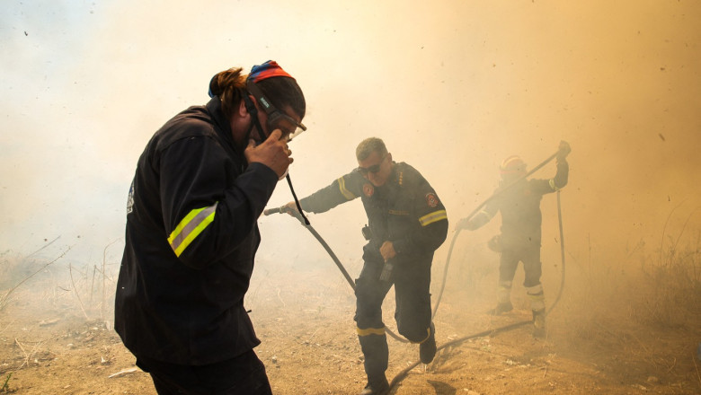 Flăcările amenință destinațiile de vacanță din Grecia, iar autoritățile declară stare de alertă în regiunile afectate 1 incendii in locuri turistice populare din grecia autoritatile au emis stare de alerta zonele afectate 689b58815b968