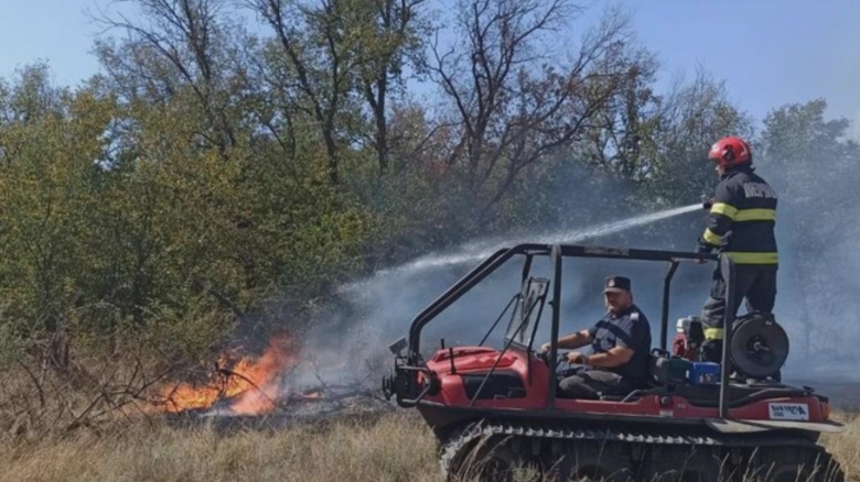 Flăcări devastatoare în Brăila: vegetația uscată mistuită pe traseul de tramvai din apropierea stațiunii Lacu Sărat 1 incendiu de vegetatie uscata in braila flacarile se manifesta pe linia de tramvai din apropierea statiunii lacu sarat 68af0411858fe