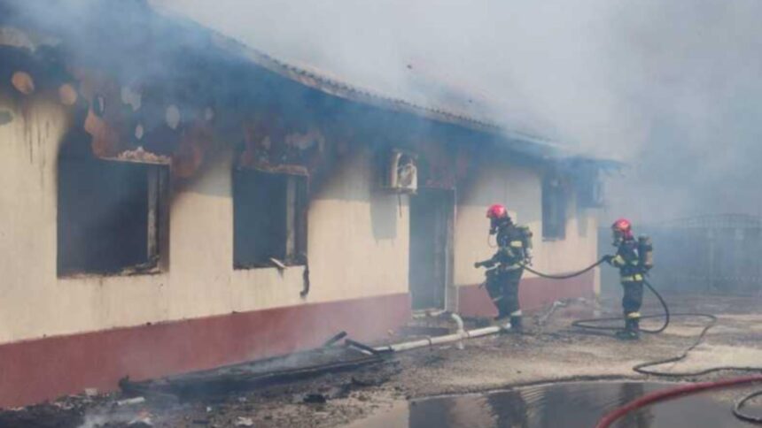 Flăcările au mistuit Biserica Evanghelică din Țăndărei, dar șapte vieți, inclusiv cele ale patru copii, au fost salvate în ultimul moment 1 incendiu la biserica evanghelica din tandarei sapte persoane printre care patru copii salvate la timp 68a8566657c4f