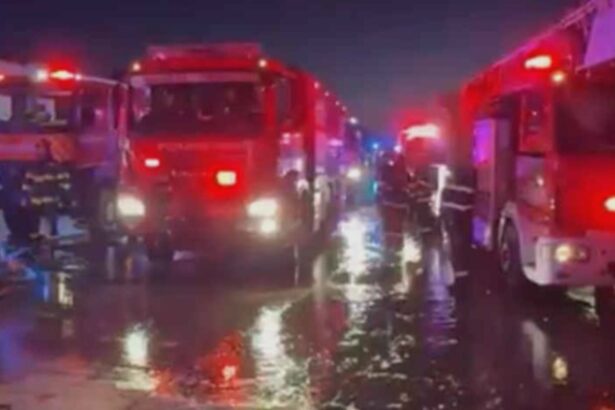 incendiu la complexul comercial dragonul rosu din bucuresti 2 000 mp afectati peste 16 autospeciale intervin la fata locului video 68adfbee2dcd6