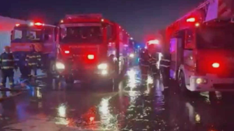 Flăcări devastatoare la Complexul Comercial Dragonul Roșu din București: 2.000 de mp în pericol, cu intervenția a peste 16 autospeciale 1 incendiu la complexul comercial dragonul rosu din bucuresti 2 000 mp afectati peste 16 autospeciale intervin la fata locului video 68adfbee2dcd6