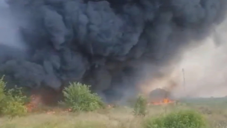 Flăcări devastatoare mistuie vegetația din județul Buzău, afectând un parc auto în care ard trei TIR-uri și două microbuze 1 incendiu violent de vegetatie uscata in judetul buzau flacarile s au extins la un parc auto ard trei tir uri si doua microbuze 68ac4b684ad6f