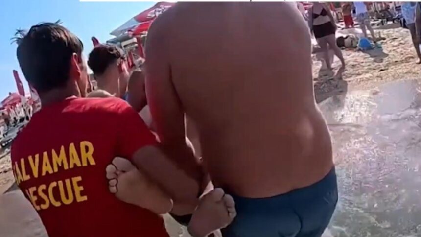 Nerecunoașterea pericolului: Turiștii sfidează steagul roșu și se aruncă în marea agitată 1 inconstienta maxima turistii ignora steagul rosu de pe litoral si se avanta in valurile involburate video 68ab1a14e25b8