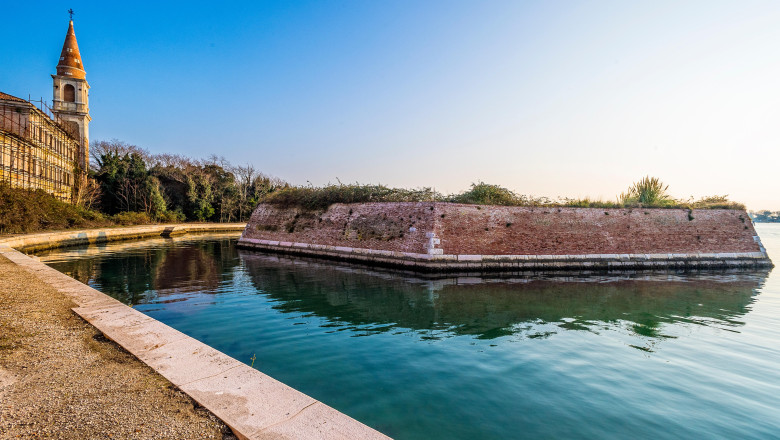 „Insula misterioasă” din Veneția, acum părăsită, se transformă într-un refugiu pentru locuitorii zonei. Accesul turiștilor va fi interzis 1 insula bantuita din venetia acum abandonata va deveni un paradis pentru localnici niciun turist nu va avea acces 688e4c005746e