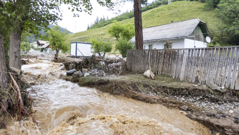 Inundațiile din Moldova: zeci de pompieri mobilizați la Broșteni, cu peste 1.000 de intervenții în Suceava din 27 iulie 1 inundatiile din moldova sute de pompieri sunt in continuare la brosteni peste 1 000 de urgente doar in suceava de pe 27 iulie 6898e45961314