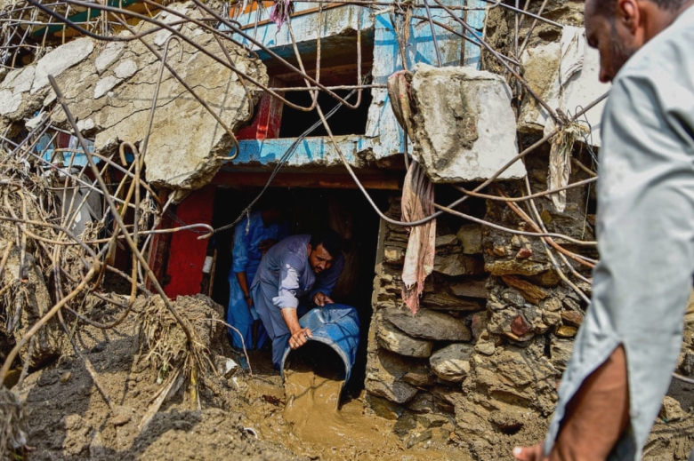 „În câteva clipe: locuitorii evaluează pagubele cauzate de inundațiile devastatoare din Pakistan.” 1 it happened in seconds residents count the cost of deadly floods that have left pakistan in crisis 68aff3079bd81