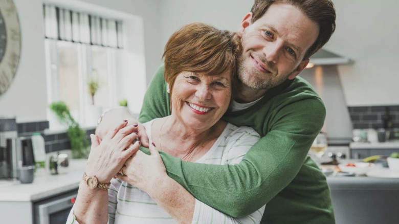 Bărbații crescuți cu iubire de mamele lor au aceste 11 calități remarcabile pe care femeile le observă instantaneu 1 men who were raised by loving moms usually have these 11 qualities women notice immediately 68adfe45966f9