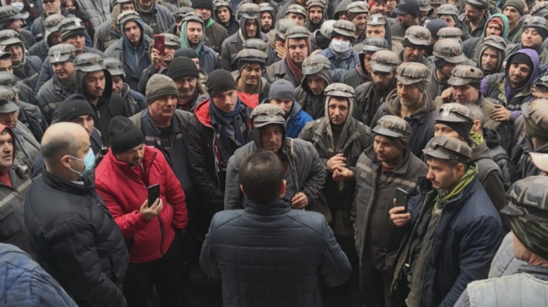 Minerii își fac auzită vocea în urma tăierilor salariale. Ministrul evită să răspundă la întrebările despre compensații 1 minerii se revolta dupa atacul guvernului la salariile lor ministrul se balbaie cand este intrebat de bani 68a723d9d26a7