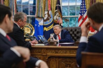 momentul discutiei dintre trump si putin din biroul oval imagini cu greutate istorica publicate de casa alba 68a4171aaac14