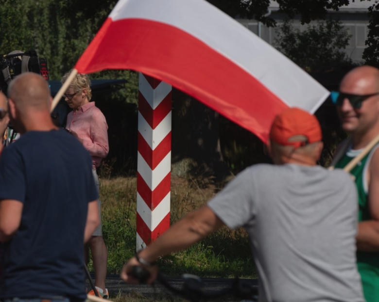 „Semnificația din spatele noii generații de vigilante antiimigranți din Europa” 1 most of this is symbolic the new wave of anti migrant vigilantes in europe 68b311f4d95cf