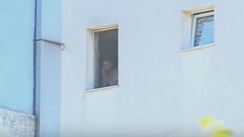 Tensiuni încremenite: negocieri continue cu suspectul unei crime în apartamentul său, după moartea copilului concubinei sale 1 negocieri prelungite intre politisti si barbatul suspectat ca l a omorat pe copilul concubinei sale acesta s a baricadat in apartament si refuza sa iasa 68b1e94cb8b5f