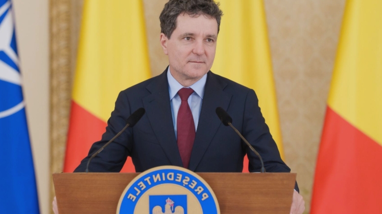 Nicușor Dan ia parte la dezbaterile de la baza militară din Târgu Mureș 1 nicusor dan participa la conferintele de la unitatea militara din targu mures 68a45a49abd97