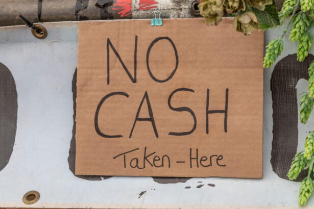 o tara unde banii cash fac legea si cei mai multi oameni nu au cont bancar ar putea fi primul stat din lume care interzice bancnotele 6896ddf767a6a