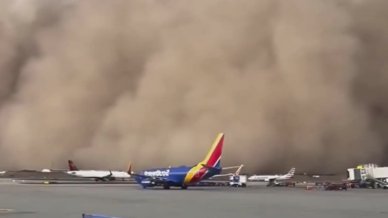 Phoenix, Arizona, sub asediul unei furtuni de nisip uriașe! Traficul și zborurile sunt grav perturbate: pene de curent extinse 1 orasul phoenix din arizona lovit de o furtuna masiva de nisip circulatia rutiera si zborurile puternic afectate pene de curent pe scara larga video 68adc4db2210d