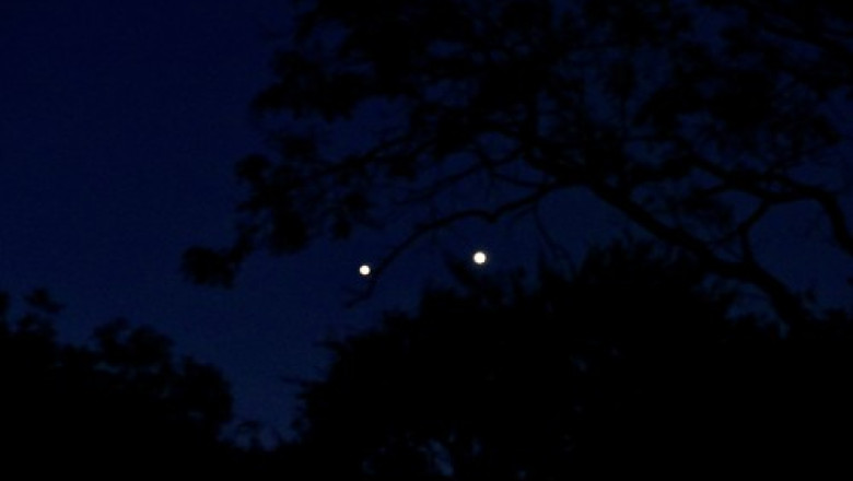 Furtună de neliniște în Germania: „Două lumini misterioase pe cer” stârnesc suspiciuni de OZN-uri. Descoperă adevărul din spatele acestui fenomen astronomic fascinant 1 panica in germania din cauza a doua puncte stralucitoare de pe cer confundate cu ozn uri explicatia fenomenului astronomic inedit 689b9db830544